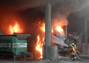 b3 grossbrand auf recyclinghof einsatz nr 040 2011 foto